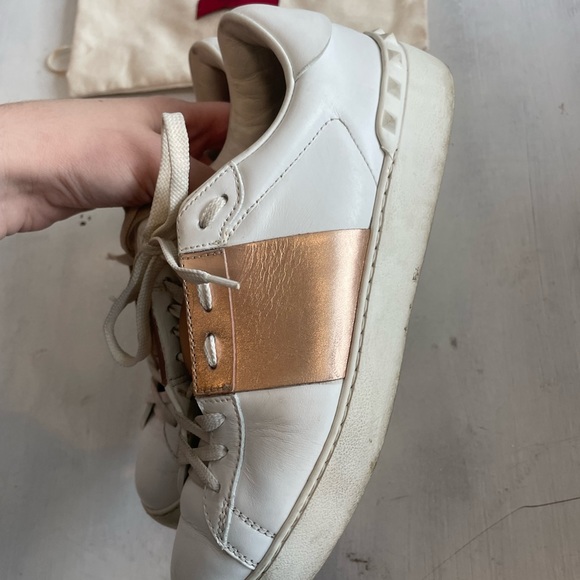 ❌SOLD❌VALENTINO White Rose Gold Leather Rockstud Low Top Sneakers - Picture 7 of 12